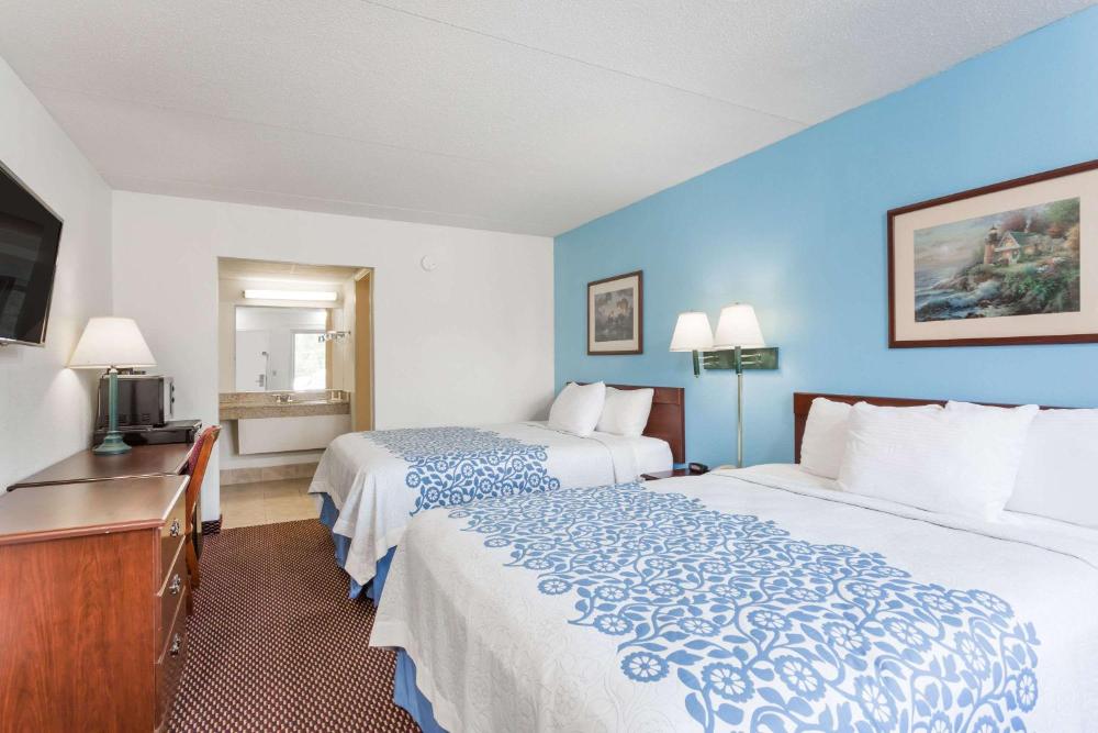 Queen Room with Two Queen Beds - Smoking interior